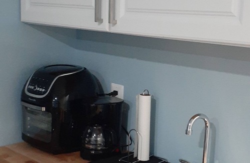 South Gate House | Lower Level Loft - Adorable Studio Apt. Near BWI
