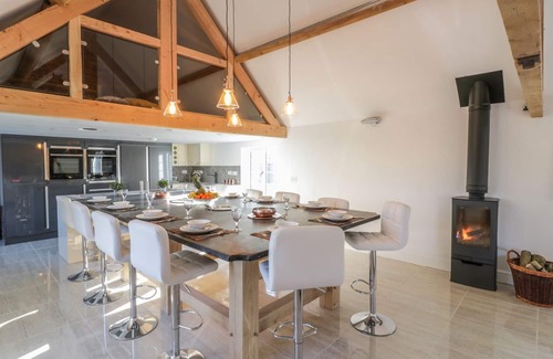 Broadwas Cottage | LOWER TUNDRIDGE COTTAGE, pet friendly, with hot tub in Suckley