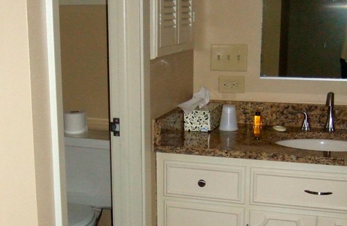 Ames Bed & Breakfast | Loya's Little House Bed & Breakfast