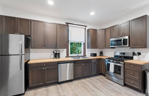 Westside Apartment | Lrg Flat: Steps to Zoo & Nightlife, Nr Attractions