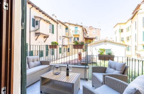 Lucca Historical Center Apartment | Luce Apartment - Stylish Terrace in the Heart of Lucca