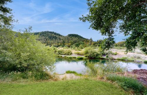 Myrtle Creek Apartment | Lucky Strike Suite on the River