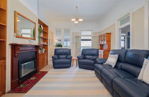 Swansea House | Ludford Lakefront and Beachside Retreat for Groups