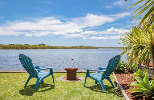 Swansea House | Ludford Lakefront & Beachside Retreat for Groups
