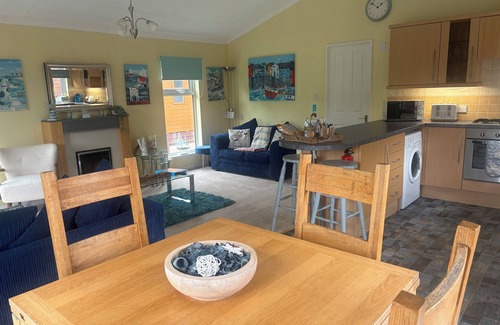 Liverton Cabin | LUKES LODGE, DEVON, HOT TUB, PET FRIENDLY, sleeps 6 FINLAKE HOLIDAY PARK