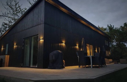 Kaldred House | Luksuriøst Sommerhus med Stor Have i Kaldred