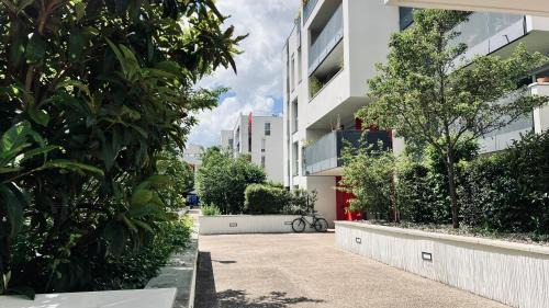 Malakoff Apartment | Lumière Parisienne Appart Moderne Lumineux et Spacieux de 66m2 Metro L13 Parking Terrasse et Ascenseur