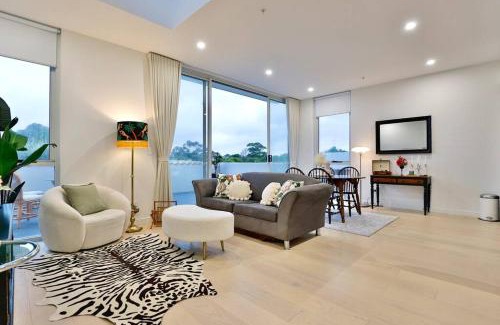 Leichhardt Apartment | Lumière Sanctuary - Antique Elegance with Parking