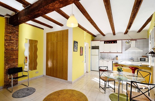 Morvedre Apartment | Luminous studio: On-St FREE parking/Carmen-440m/Wi-Fi/Metro-tram-280m/Lidl-350m.