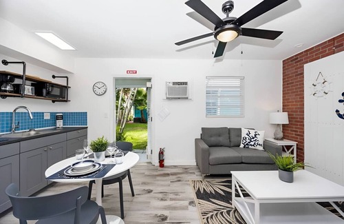 South Lake House | Luna Beach House, a charming retreat just steps from the beach. Perfect for a relaxing getaway