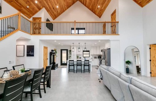 Town of Veteran House | Luna's Loft - Modern Country Home with Hot Tub