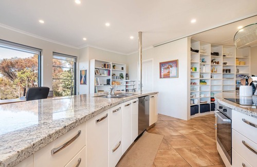 Coimadai House | Luna Views Retreat by Property Mums