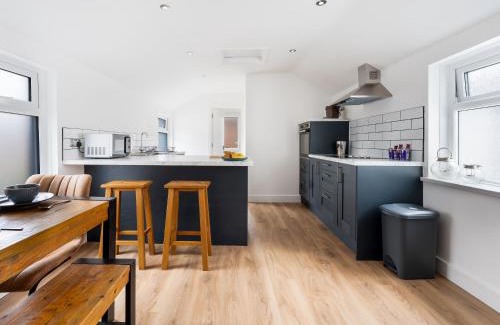 Newport Apartment | Lush apartments, Pool Table, Netflix, Parking, Long Term Discounts