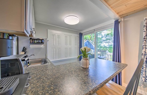 Edgecomb Apartment | Lush Edgecomb Studio Cottage w/Fire Table!