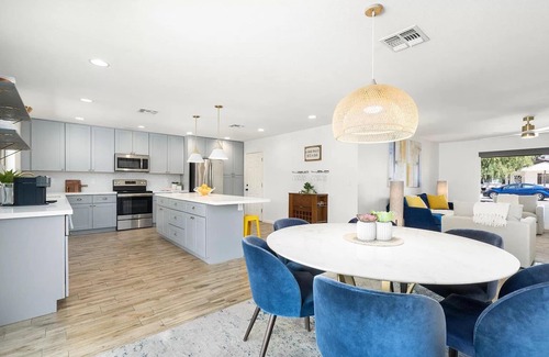 Village Grove House | Lush Life ~ Luxurious Pool, Hot Tub, Outdoor Bar, Life Sized Games and more!