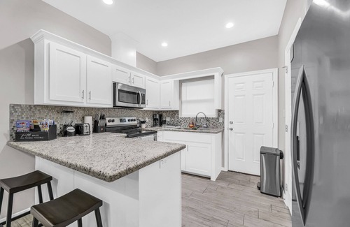 Weslaco Condo | Lux 2-bedroom condo with basics WiFi in charming Weslaco