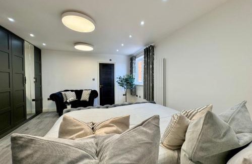 Waterlooville Villa | Lux 7 Bedroom residence
