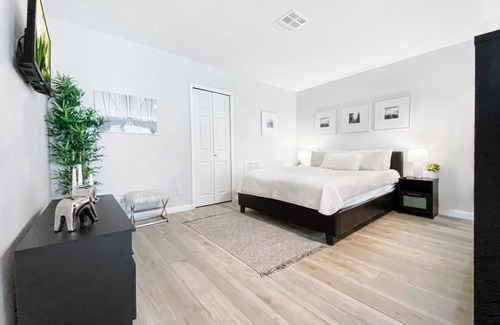 Winchester Bed & Breakfast | LUX 7-bedrooms 4-bathrooms with AC, Pool, Jacuzzi, 5 mins to Las Vegas Strip