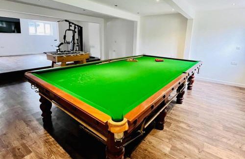Wraysbury House | Lux 8Br Thamesfront Villa w Yacht & Sauna