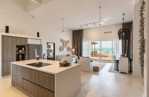 William's Town Villa | Lux Beachfront Villa, 16 ppl, Chef, Boat tours and Massage!
