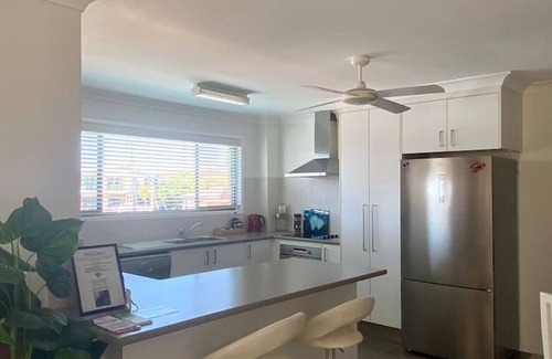 Runaway Bay Apartment | Lux Beds CANAL FRONT Jetty Canoes & 13M Pool