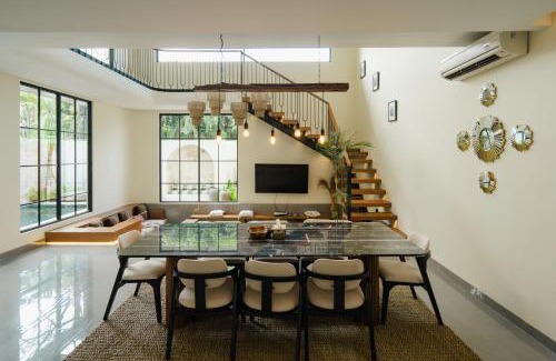 Sunset Road Villa | LUX Casa Amore 4BR pick up from airport security PlayStation and Netflix