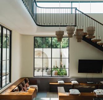Sunset Road Villa | LUX Casa Amore 4BR pick up from airport security PlayStation and Netflix
