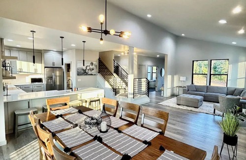 Sunnyslope House | Lux Design, 5 Beds, Sleeps 10, Game Room, BBQ Grill