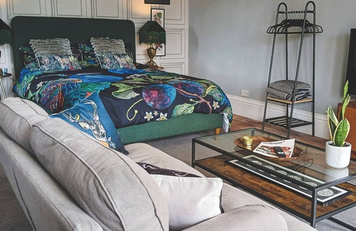 Dolgellau Bed & Breakfast | Lux double&lounge area/en suite.fab hosts/stylish interiors.incredible views