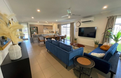 Burpengary East House | LUX Exotic Holiday House in Burpengary East