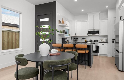 Garden Oaks House | Lux Family/Work Retreat:Galleria, Memorial, Dtown