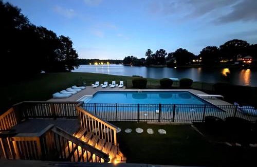Evans House | LUX Lakeside Retreat - Pool, Kayaks & Arcade Fun