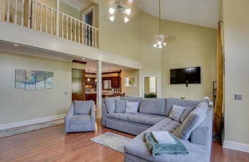 Evans House | LUX Lakeside Retreat - Pool, Kayaks & Arcade Fun