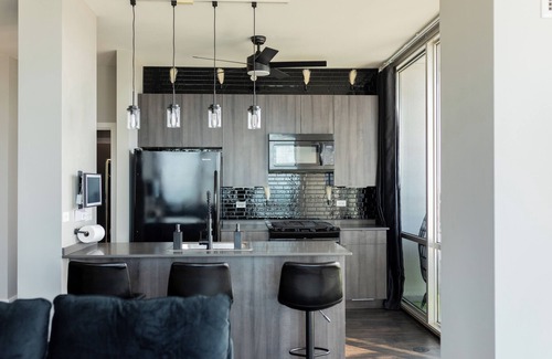 Near South Side Apartment | Lux Loop Retreat: Amazing Views, Free Parking