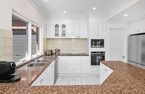 Lower Mitcham House | LUX Manor - Pool, Sleeps 12