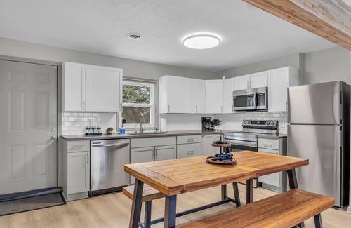 Kansas City House | Lux on a Budget! Near Nascar/Legends/AmericanRoyal King Bed!