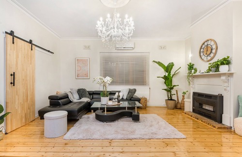 Bendigo House | LUX RENOVATED ENTIRE COTTAGE WALK TO BENDIGO CBD, GYM, PUB, LAKE, ROSALIND PARK