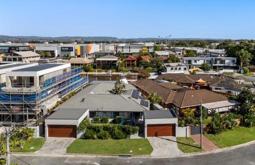 Surfers Paradise Villa | Lux Waterfront Villa with Magnesium Spa - The Goldie