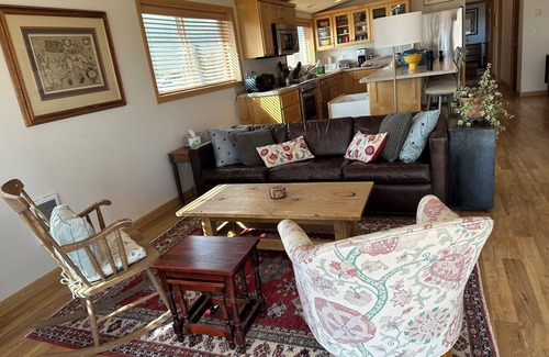 Alfalfa Apartment | Luxe 2-BR Loft apt. on a Flower Farm in fabulous Bend with AC, WiFi, etc.!