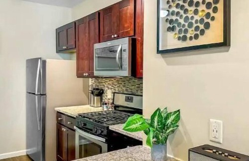 North Cambridge House | Luxe 2Bd 2Bth, King Beds, Fast Wi-Fi, Pool, Gym
