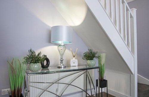 Snodland Apartment | Luxe 5 Bed Bungalow In Snodland, Medway, Kent