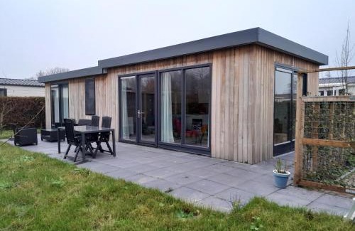 Menaldum House | Luxe 5 persoons bungalow op rustig vakantiepark nabij Leeuwarden