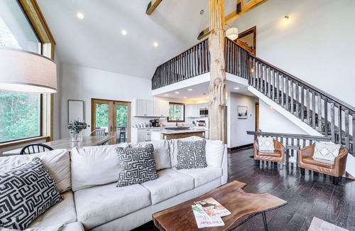 Warrensville House | Luxe Appalachian Mountain Cabin w/Hot Tub, Views