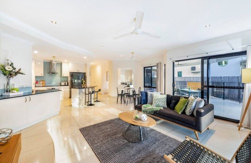 Bayview House | Luxe Bayview Oasis with Dream Waterfront Pool