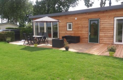 Menaldum House | Luxe bungalow op rustig vakantiepark.