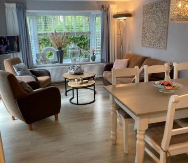 Bosgebied Hoenderloo Ski Chalet | Luxe Chalet met prachtig terras op de Veluwe , veel privacy