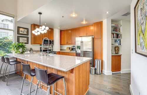 Emeryville Condo | Luxe Condo w/Private Patio & Perks in Emeryville!