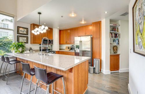 Emeryville Apartment | Luxe Condo with Private Patio and Perks in Emeryville!
