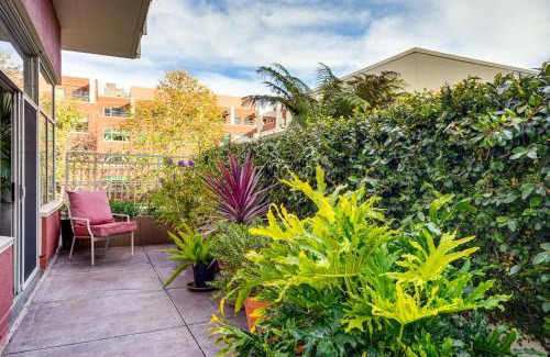 Emeryville Apartment | Luxe Condo with Private Patio and Perks in Emeryville!