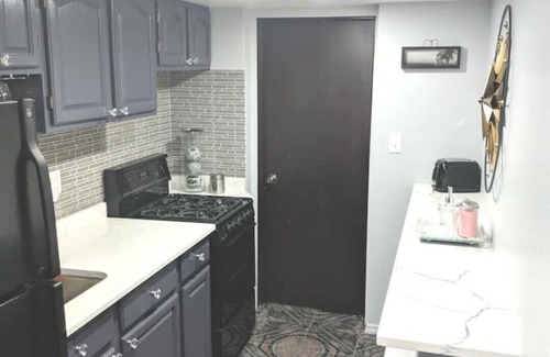 East New York Apartment | Luxe-Exquisite & Cozy-15 minutes to JFK Airport, 2-minute walk to L train to NYC